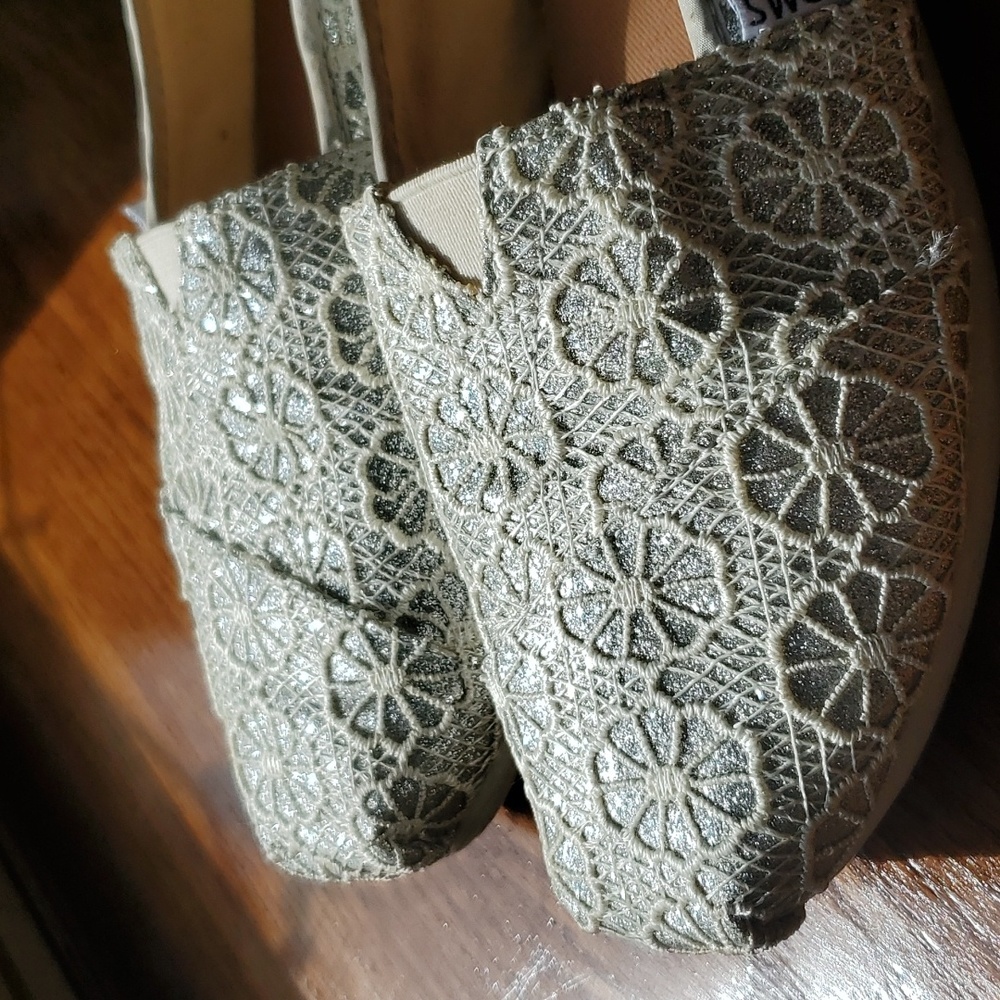 TOMS - Picture 2 of 8